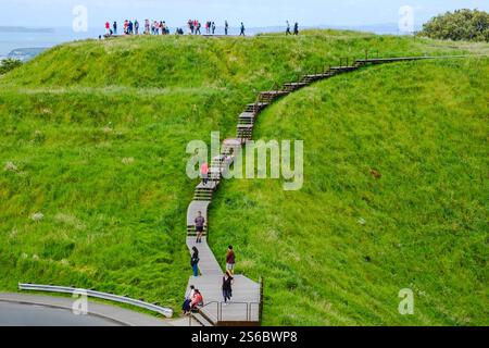 Groupe de touristes à Mount Eden Boardwalk, Central Auckland, North Island, Nouvelle-Zélande, NZ Banque D'Images