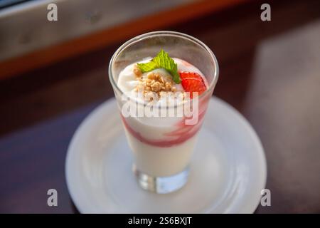 Parfait à la fraise au granola garni de menthe Banque D'Images