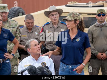 Eagle Pass Texas, 21 août 2023 : le gouverneur du Dakota du Sud KRISTI NOEM parle à la foule à Shelby Park aux côtés du gouverneur du Texas GREG ABBOTT (à gauche). Noem a été nommé fin 2024 par le président élu des États-Unis Donald Trump (non représenté) comme secrétaire à la sécurité intérieure. ©Bob Daemmrich Banque D'Images