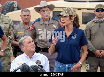 Eagle Pass Texas, 21 août 2023 : le gouverneur du Dakota du Sud KRISTI NOEM parle à la foule à Shelby Park aux côtés du gouverneur du Texas GREG ABBOTT (à gauche). Noem a été nommé fin 2024 par le président élu des États-Unis Donald Trump (non représenté) comme secrétaire à la sécurité intérieure. ©Bob Daemmrich Banque D'Images