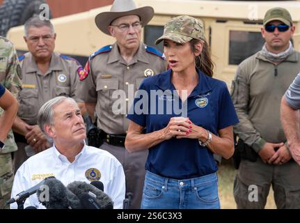 Eagle Pass Texas, 21 août 2023 : le gouverneur du Dakota du Sud KRISTI NOEM parle à la foule à Shelby Park aux côtés du gouverneur du Texas GREG ABBOTT (à gauche). Noem a été nommé fin 2024 par le président élu des États-Unis Donald Trump (non représenté) comme secrétaire à la sécurité intérieure. ©Bob Daemmrich Banque D'Images