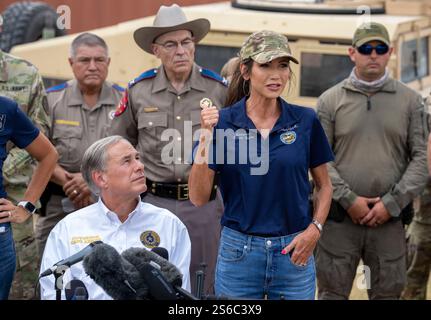 Eagle Pass Texas, 21 août 2023 : le gouverneur du Dakota du Sud KRISTI NOEM parle à la foule à Shelby Park aux côtés du gouverneur du Texas GREG ABBOTT (à gauche). Noem a été nommé fin 2024 par le président élu des États-Unis Donald Trump (non représenté) comme secrétaire à la sécurité intérieure. ©Bob Daemmrich Banque D'Images