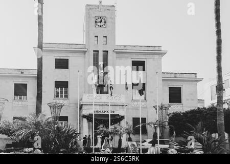 Limassol, Chypre- 20 décembre 2024 : vue extérieure de l'hôtel de ville de Limassol décorée pour la saison de Noël Banque D'Images