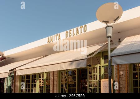 Limassol, Chypre- 20 décembre 2024 : Anita Gelato vue extérieure avant du centre-ville de Limassol Banque D'Images