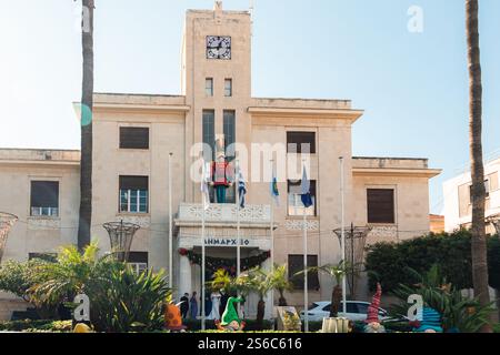 Limassol, Chypre- 20 décembre 2024 : vue extérieure de l'hôtel de ville de Limassol décorée pour la saison de Noël Banque D'Images