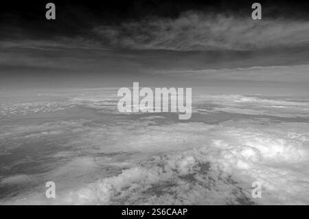 Une photo en noir et blanc d'un ciel nuageux sans nuages. Le ciel est très sombre et les nuages sont très petits Banque D'Images