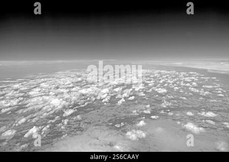 Une photo en noir et blanc d'un ciel nuageux sans nuages. Le ciel est très gris et les nuages sont très petits Banque D'Images