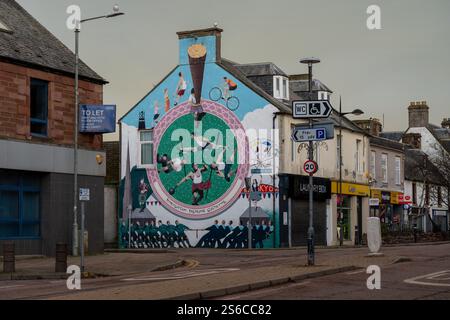 16 janvier 2025. Invergordon, Highlands and Islands, Écosse. C'est High Street à Invergordon avec sa peinture Street art du Highland Gatheri Banque D'Images