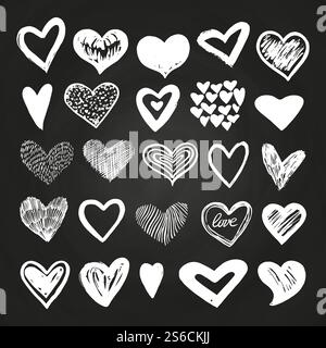 Esquissez des coeurs vectoriels blancs définis sur le tableau noir. Cœur de symbole d'amour sur illustration de dessin de tableau noir. Esquissez des coeurs vectoriels blancs définis sur le tableau noir Illustration de Vecteur
