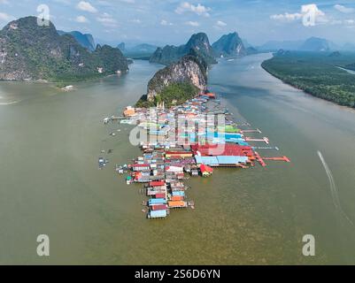 Vue aérienne de Koh Panyee, un village de pêcheurs flottant en Thaïlande, entouré de falaises calcaires et d'eaux calmes dans un cadre pittoresque Banque D'Images