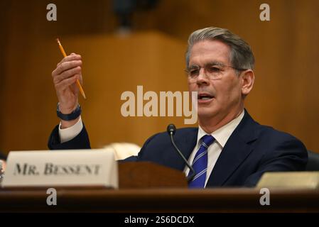 Washington, USA.16th janvier 2025. Scott Bessent, candidat du président élu des États-Unis Donald Trump au poste de secrétaire au Trésor, prend la parole lors de l'audience de confirmation de la Commission des finances du Sénat dans le bâtiment Dirksen le 16 janvier 2025 à Washington DC. Crédit : Chen Mengtong/China News Service/Alamy Live News Banque D'Images