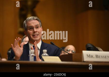 Washington, USA.16th janvier 2025. Scott Bessent, candidat du président élu des États-Unis Donald Trump au poste de secrétaire au Trésor, prend la parole lors de l'audience de confirmation de la Commission des finances du Sénat dans le bâtiment Dirksen le 16 janvier 2025 à Washington DC. Crédit : Chen Mengtong/China News Service/Alamy Live News Banque D'Images