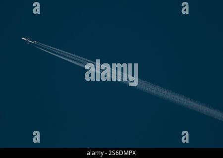 Un avion cargo Boeing 747 de Magma Aviation dessine une traînée dans le ciel lors d'un vol au-dessus de Philadelphie. Banque D'Images