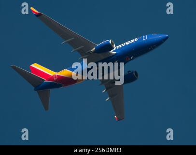Un Boeing 737 de Southwest Airlines fait sa descente vers l'aéroport international de Philadelphie. Banque D'Images