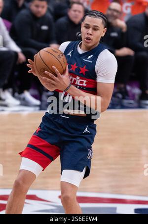 Washington, États-Unis. 14 janvier 2025. WASHINGTON, DC - 16 JANVIER : Kyshawn George (18 ans) contrôle le ballon lors d'un match NBA entre les Wizards de Washington et les Suns de Phoenix, le 16 janvier 2025, à Capital One Arena, à Washington, DC. (Photo de Tony Quinn/SipaUSA) crédit : Sipa USA/Alamy Live News Banque D'Images