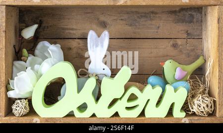 Le mot pâques en langue allemande avec décoration dans une boîte en bois Banque D'Images