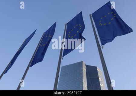 Quatre drapeaux européens flottent devant le siège de la Banque centrale européenne à Francfort-sur-le-main, Francfort-sur-le-main, Osthafen, Hesse, Allemagne, E Banque D'Images