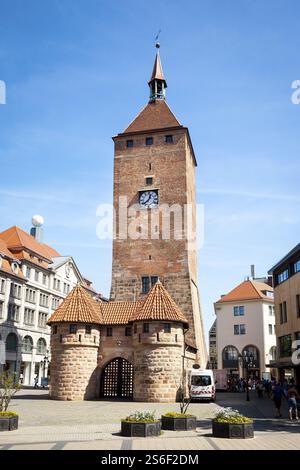 Une image de l'ancienne tour de l'horloge à Nuremberg Bavière Allemagne Banque D'Images