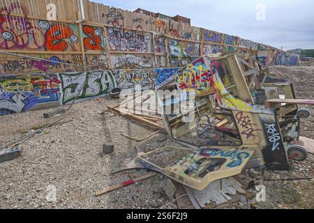 Graffitis inutiles sur clôture en bois et cabine de véhicule dans la zone de l'abattoir, Munich, haute-Bavière, Bavière, Allemagne, Europe Banque D'Images