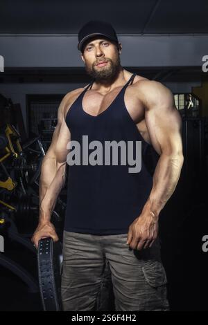 Une image d'un homme musclé barbu dans la salle de sport Banque D'Images