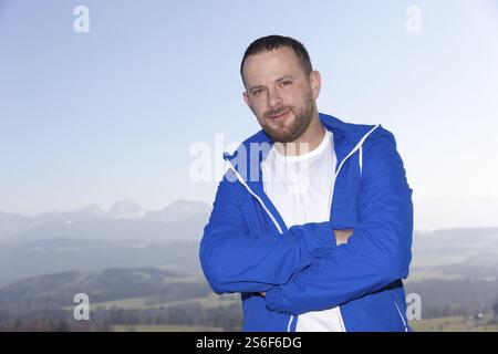 Une image d'un homme barbu debout Banque D'Images