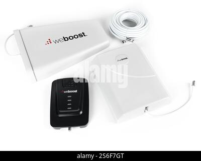 Wilson Electronics WeBoost 4G Connectez le réseau sans fil de téléphone portable et le kit amplificateur de signal Internet avec antenne directionnelle Yagi isolée sur fond blanc Banque D'Images