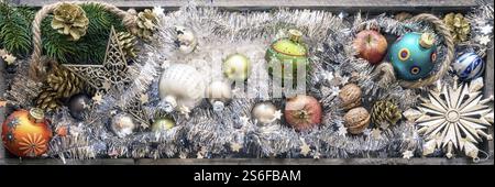 L'image d'une bannière de décoration de Noël avec des boules de verre de Noël Banque D'Images