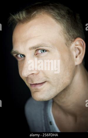 Un portrait de droit d'une belle femme aux yeux bleus Banque D'Images