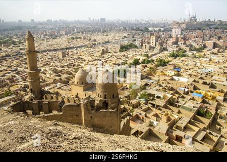 Une image de la mosquée et du mausolée de Shahin Al-Khalwati vue sur le Caire Banque D'Images