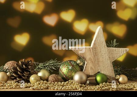 Une étoile en bois de décoration de Noël avec des boules de verre Banque D'Images