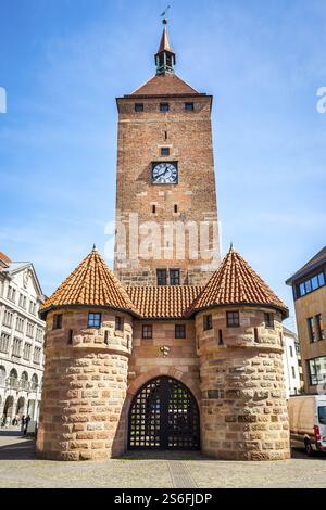 Une image de l'ancienne tour de l'horloge à Nuremberg Bavière Allemagne Banque D'Images