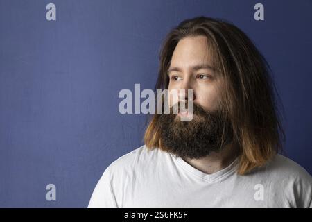Une image d'un jeune homme barbu avec de longs cheveux Banque D'Images
