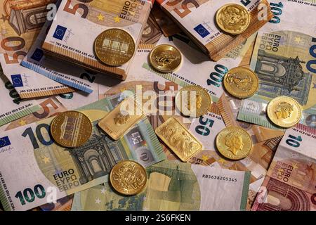 Or et billets de banque, lingots et pièces d'onces, divers billets en euros en piles et en liasses Banque D'Images