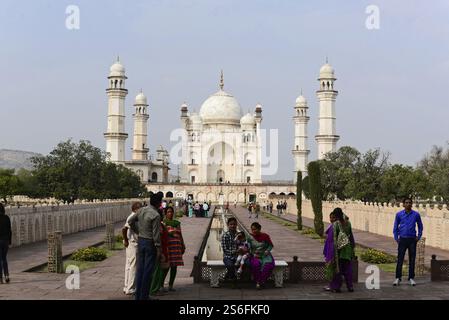 Bibi Ka Maqbara, Tombeau, à Aurangabad, Maharashtra, Inde, Asie, magnifique bâtiment avec dôme central, entouré de verdure et de visiteurs, au Banque D'Images