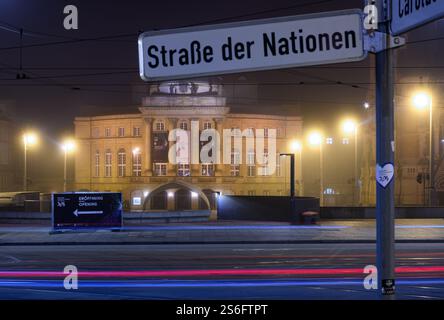 Chemnitz, Allemagne. 17 janvier 2025. Vue sur l'opéra au centre de la capitale européenne de la culture Chemnitz. Samedi (18.01.2025), l'année de la capitale européenne de la culture sera inaugurée par une cérémonie à l'opéra, un grand festival autour du monument Karl Marx et divers événements dans la ville. Chemnitz partage le titre de capitale européenne de la culture en 2025 avec Nova Gorica (Slovénie). Crédit : Hendrik Schmidt/dpa/Alamy Live News Banque D'Images