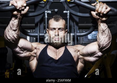 Une image d'un bel homme barbu bodybuilding entraînement à la poitrine Banque D'Images