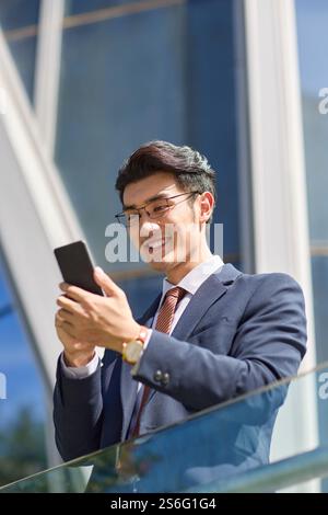 Young businessman using smart phone Banque D'Images