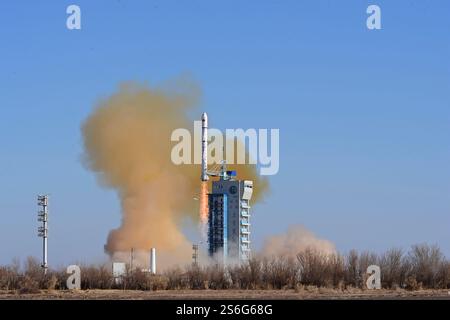 Jiuquan. 17 janvier 2025. Une fusée longue March-2D transportant un satellite pakistanais décolle du Centre de lancement de satellites de Jiuquan dans le nord-ouest de la Chine, le 17 janvier 2025. Le satellite, nommé PRSC-EO1, a été lancé à 12 h 07 (heure de Beijing) et est entré sur orbite prévue avec succès. Crédit : Wang Jiangbo/Xinhua/Alamy Live News Banque D'Images
