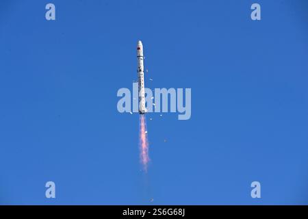 Jiuquan. 17 janvier 2025. Une fusée longue March-2D transportant un satellite pakistanais décolle du Centre de lancement de satellites de Jiuquan dans le nord-ouest de la Chine, le 17 janvier 2025. Le satellite, nommé PRSC-EO1, a été lancé à 12 h 07 (heure de Beijing) et est entré sur orbite prévue avec succès. Crédit : Wang Jiangbo/Xinhua/Alamy Live News Banque D'Images