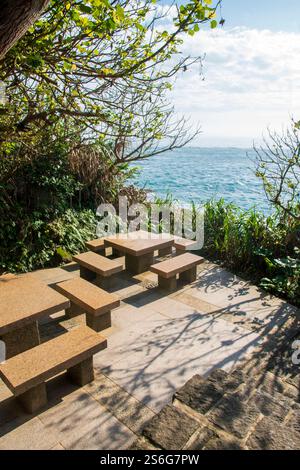 Yehliu Geopark présente de nombreuses formations rocheuses fascinantes sur la ligne courte dans la partie nord de l'île de Taiwan. Banque D'Images