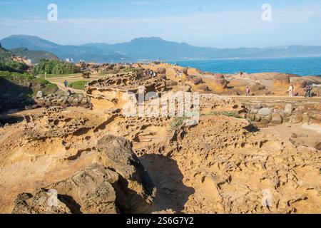 Yehliu Geopark présente de nombreuses formations rocheuses fascinantes sur la ligne courte dans la partie nord de l'île de Taiwan. Banque D'Images