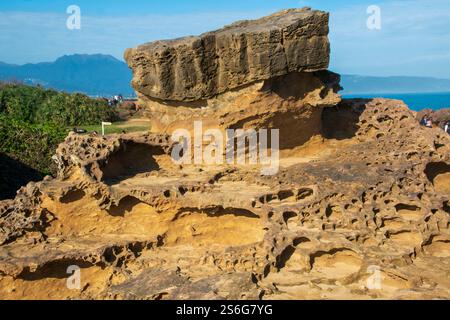 Yehliu Geopark présente de nombreuses formations rocheuses fascinantes sur la ligne courte dans la partie nord de l'île de Taiwan. Banque D'Images