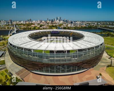 Perth, Australie - 1er février 2023 : prise de vue aérienne du stade de Perth et des gratte-ciel de la ville Banque D'Images