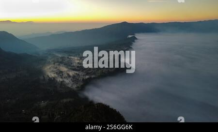 Brouillard créant un paysage mystique au lever du soleil, vu d'en haut Banque D'Images