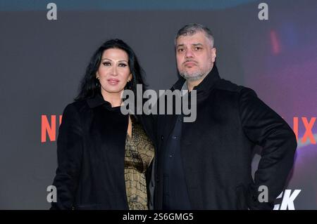 Imad Mardnli mit Ehefrau Samia Mardnli beim projection des films Netflix 'Back in action' im Zoo Palast. Berlin, 15.01.2025 Banque D'Images