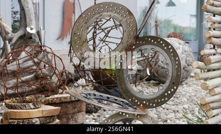Installations de jardin décoratives utilisant du métal recyclé et des matériaux en bois Banque D'Images