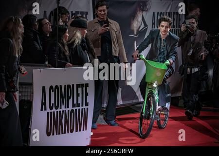 Timothee Chalamet arrive sur un Lime Bike pour la première britannique de «A Complete Unknown» à BFI Southbank, Londres, Royaume-Uni Banque D'Images