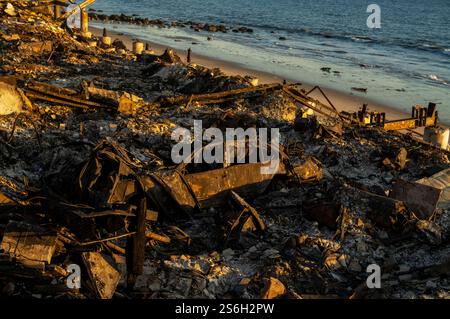 Malibu, États-Unis. 16 janvier 2025. Des structures endommagées ont été vues après que l'incendie de Palisades a brûlé le long de la Pacific Coast Highway. (Photo de Ringo Chiu/SOPA images/SIPA USA) crédit : SIPA USA/Alamy Live News Banque D'Images