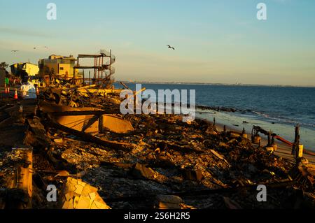 Malibu, États-Unis. 16 janvier 2025. Des structures endommagées ont été vues après que l'incendie de Palisades a brûlé le long de la Pacific Coast Highway. (Photo de Ringo Chiu/SOPA images/SIPA USA) crédit : SIPA USA/Alamy Live News Banque D'Images