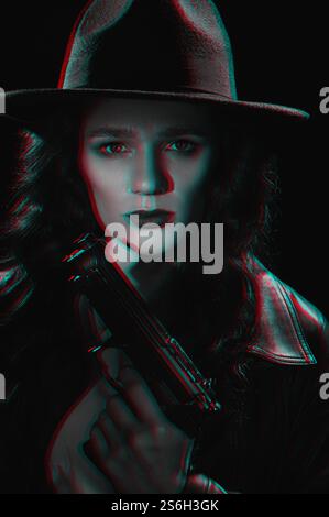 Portrait en gros plan d'une détective dans un manteau et un chapeau avec un pistolet dans ses mains. instantané noir et blanc. Photo dans l'effet glitch. Banque D'Images